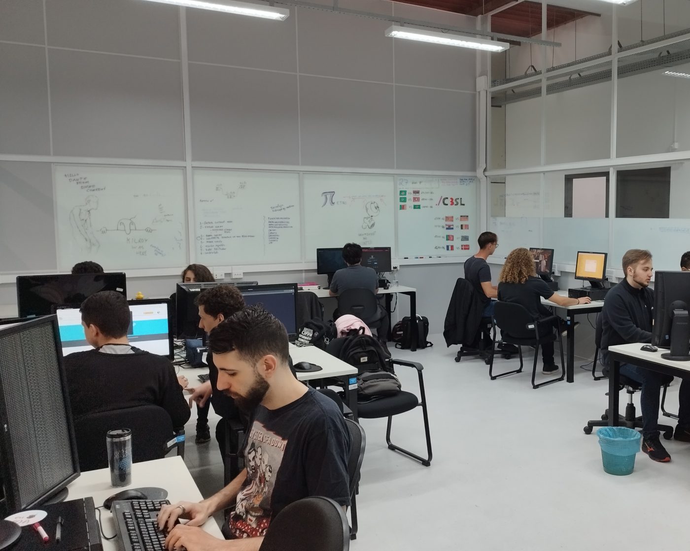 Laboratório do C3SL (Centro de Computação Científica e Software Livre) da UFPR, com pesquisadores em suas estações de trabalho